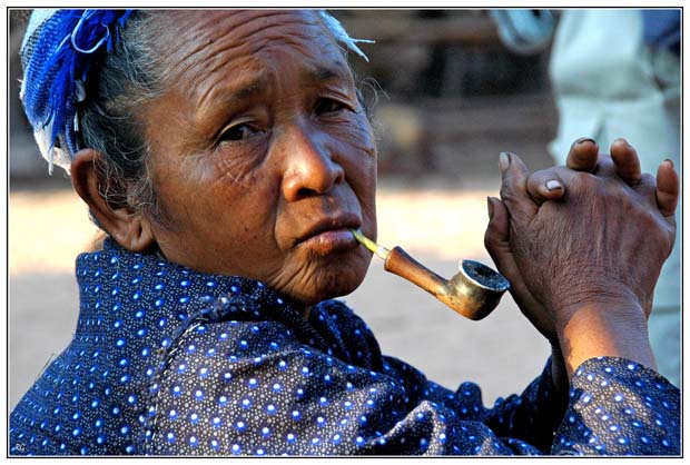 Hmong et sa pipe