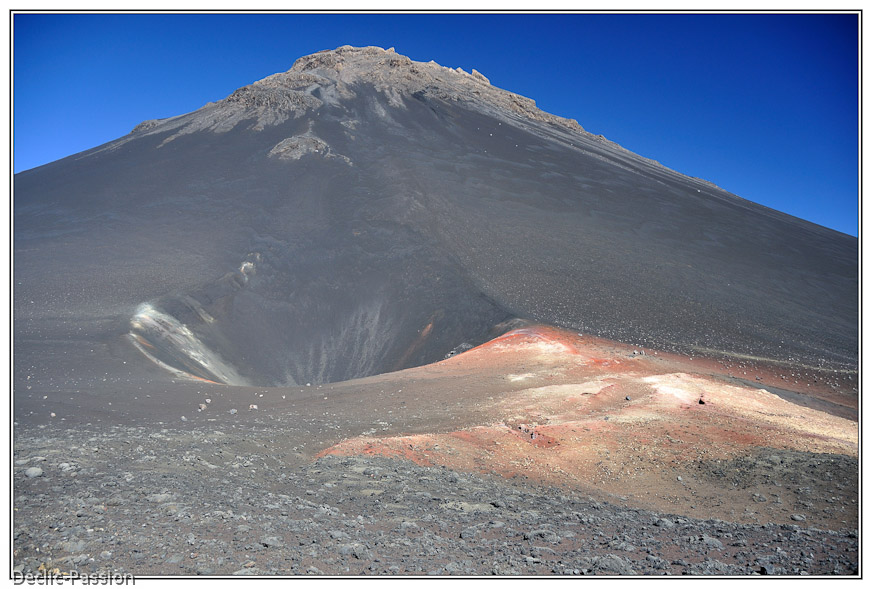 Au fur et à mesure que l'on monte, on remarque de plus en plus de rochers noirs, conséquence d'une intense activité volcanique 