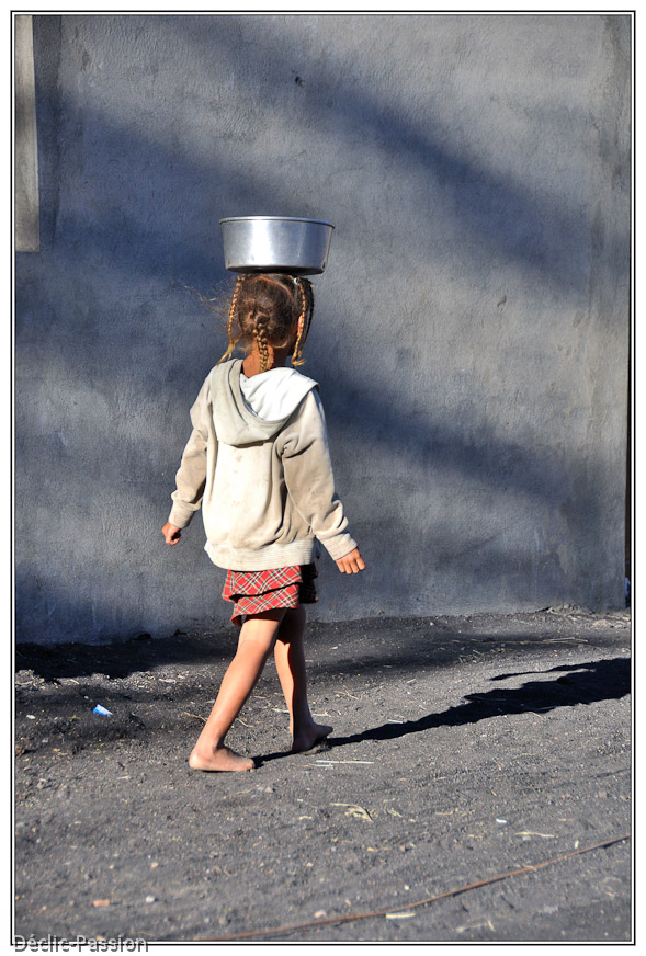Dans une rue de Cha das Caldeiras... mais la fillette ne s'appelle pas Perrette !