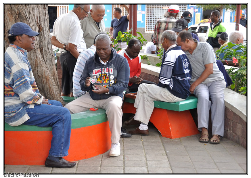 Jeux de cartes et d'awalé le soir sur la place de Mindelo