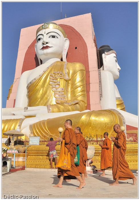 Pagode avec quatre énormes bouddhas en brique stuquée.