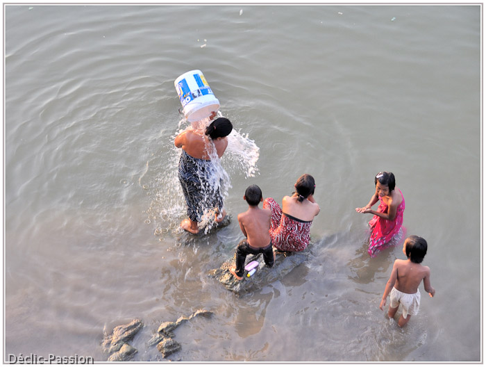 Douche dans la rivière Salouen