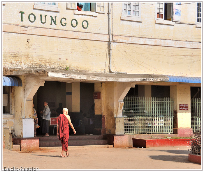 Gare du chemin de fer. Départ pour Mandalay