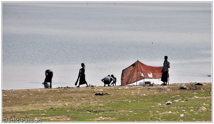 Sur le bord du lac Thaungthaman vers le pont...