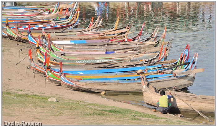 Les barques colorées pour la promenade sur le lac