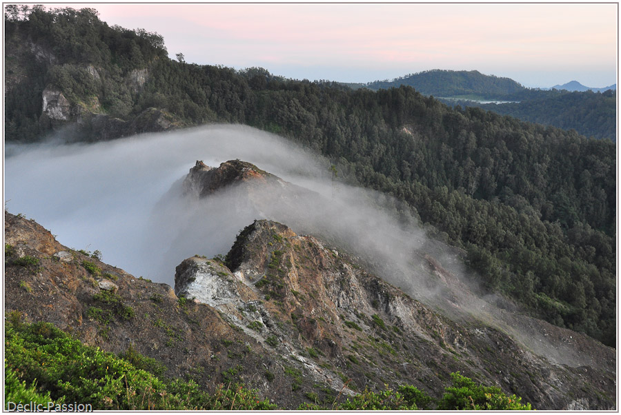 Le Kalimutu possède 3 cratères, celui-ci est rempli de nuages !